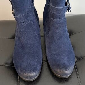 Earth Origins Navy Suede Women’s Booties size 8